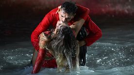 Los bailarines en el agua fueron muy aplaudidos por el público. Los bailarines en el agua fueron muy aplaudidos por el público.