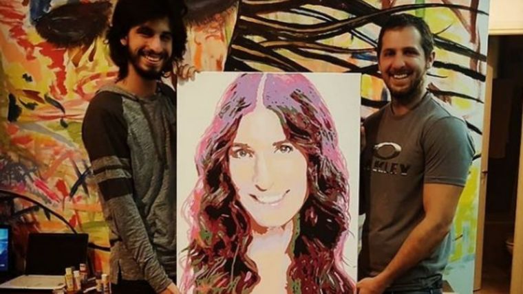 Franco Yankelevich y Lukas Nicolino junto al retrato de Romina Yan.