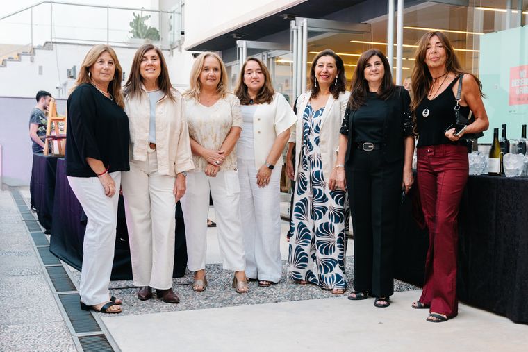 Nancy López, Ana Gaibazzi, Lic. Cristina Mengarelli -Drectora de Promoción Turística e Inteligencia de Mercados-, Alejandra Gil Posleman, Carina Egea, Lic. Gabriela Testa -Presidente Ente Mendoza Turismo- y Fabiana Neuilly. Nancy López, Ana Gaibazzi, Lic. Cristina Mengarelli -Drectora de Promoción Turística e Inteligencia de Mercados-, Alejandra Gil Posleman, Carina Egea, Lic. Gabriela Testa -Presidente Ente Mendoza Turismo- y Fabiana Neuilly.