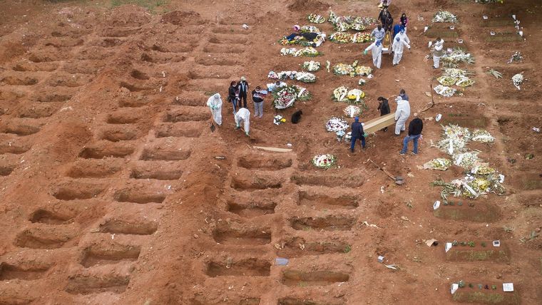 Funerales de víctimas del covid-19 en el cementerio de Vila Formosa en Sao Paulo, Brasil, el 15 de julio de 2020. Foto: Agencia AP.