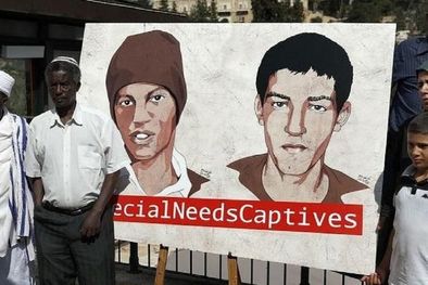 MDZol | Familiares de Avera Mengistu y Hisham Al Sayed, rehenes de Hamás, hacen campaña por su liberación en 2018. Foto: AFP