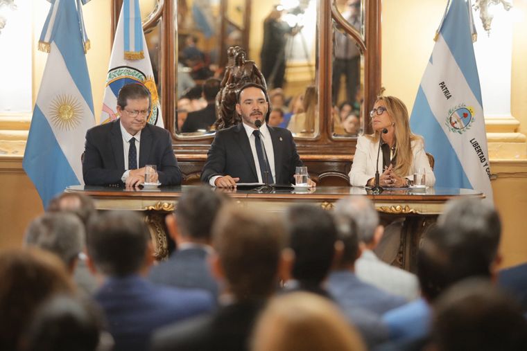 El lanzamiento del plan Corrientes Sostiene apunta a sostener a las familias y las empresas en problemas, y es posible gracias a que las cuentas públicas están equilibradas, estimaron desde el gobierno provincial y el Banco de Corrientes.