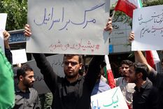 En Irán, la gente salió a las calles tras los ataques de Israel. Foto EFE En Irán, la gente salió a las calles tras los ataques de Israel. Foto EFE