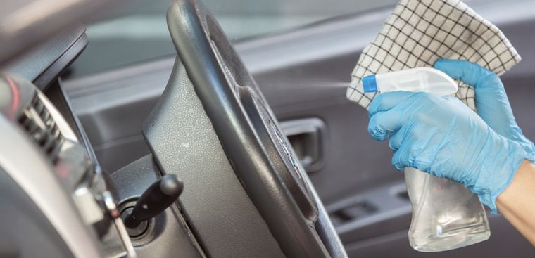 El volante es uno de los objetos más relegados a la hora de la limpieza del coche Foto: Shutterstock