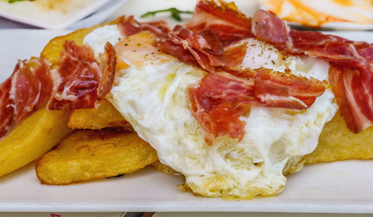 El secreto de esta receta está en servir los huevos con la yema líquida, para que al “romperlos” se mezclen con las papas y el jamón, creando una textura cremosa y deliciosa. El secreto de esta receta está en servir los huevos con la yema líquida, para que al “romperlos” se mezclen con las papas y el jamón, creando una textura cremosa y deliciosa.