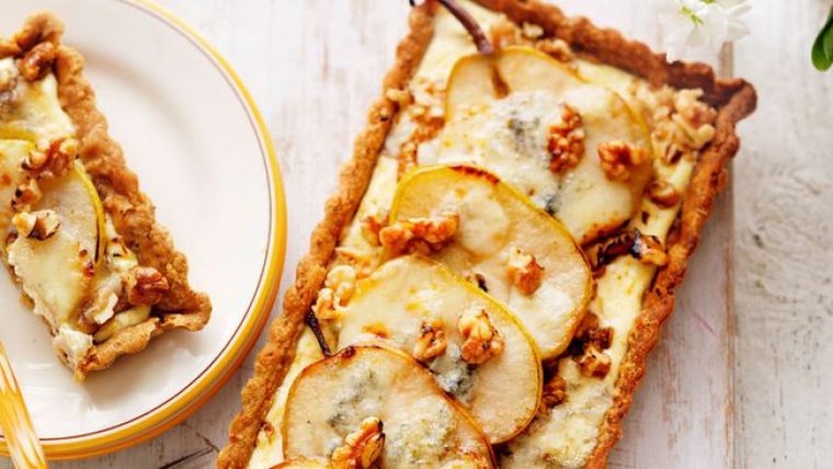 Receta paso a paso para hacer una tarta de peras y queso azul. Receta paso a paso para hacer una tarta de peras y queso azul.