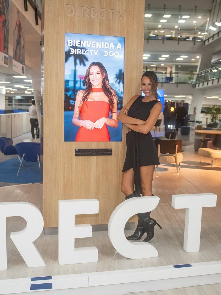 Con un vestido negro asimétrico y botas de charol. Con un vestido negro asimétrico y botas de charol.