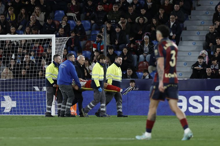 El delantero del Atlético de Madrid Alexander Sorloth se retira en camilla tras el fuerte traumatismo que le provocó su choque con Moreno y Le Normand.