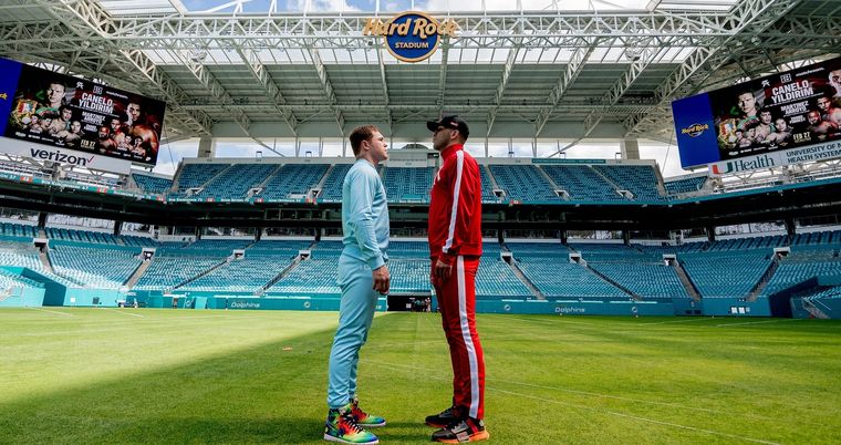 Canelo y Avni Yıldırım. Foto: @MatchroomBoxing