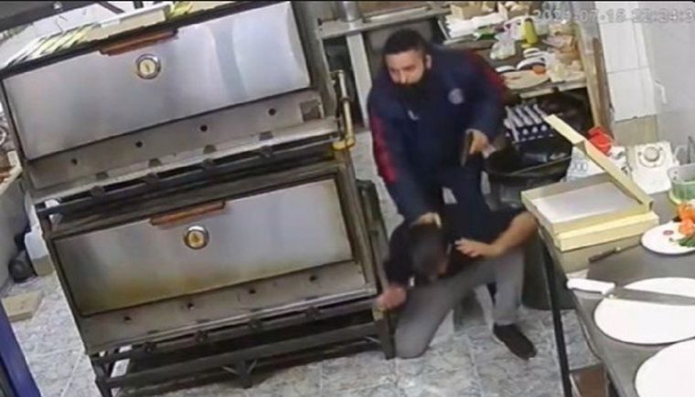 El violento asalto se registró en una pizzería de la localidad platense de Tolosa.