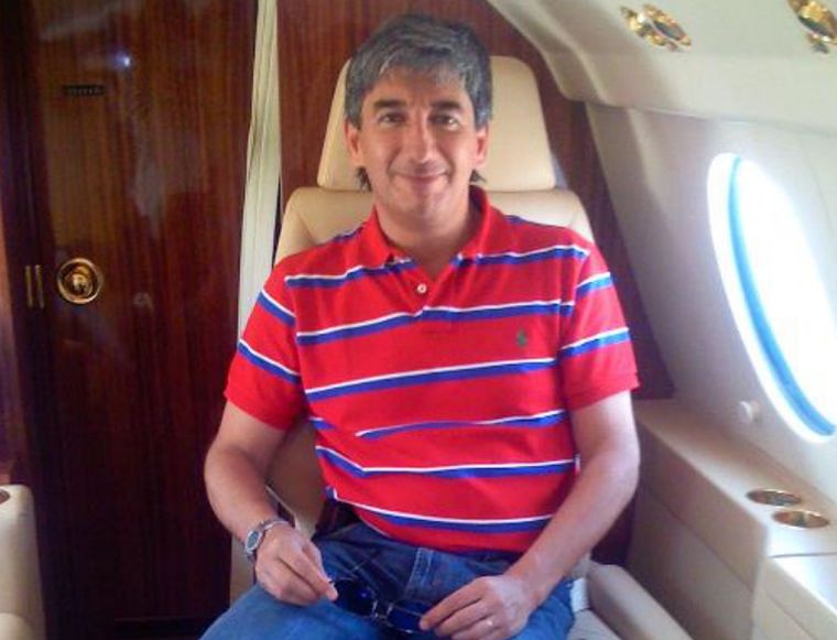 Bento, en el avión privado que lo trasladó a Uruguay.