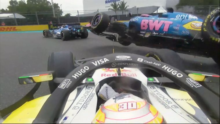 Gasly sufrió un impactante accidente en el inicio de la carrera en Miami.