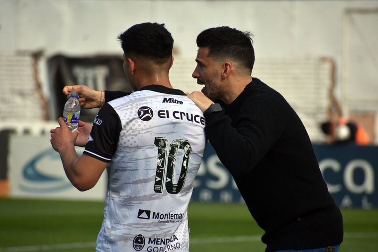 Ariel Broggi le da indicaciones al 10, Lucas Bustos. 
