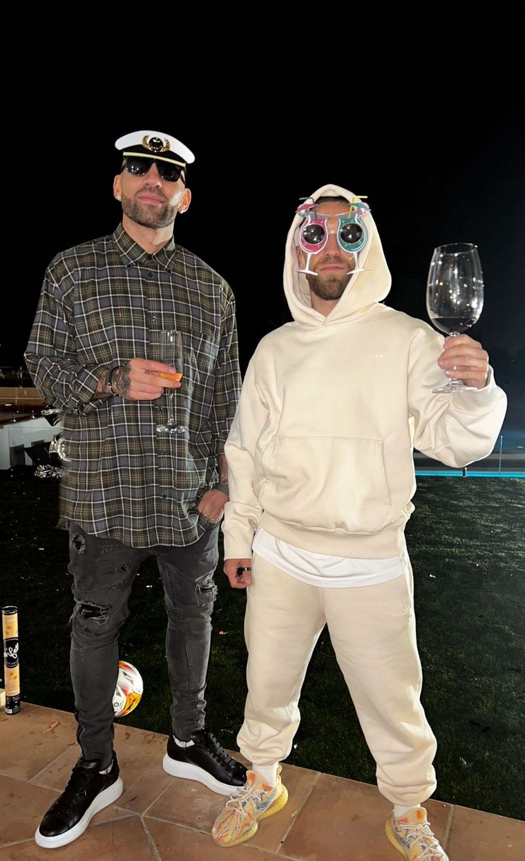 Con el humor que los caracteriza, los jugadores recibieron el 2022. Foto: Instagram @papugomez_official