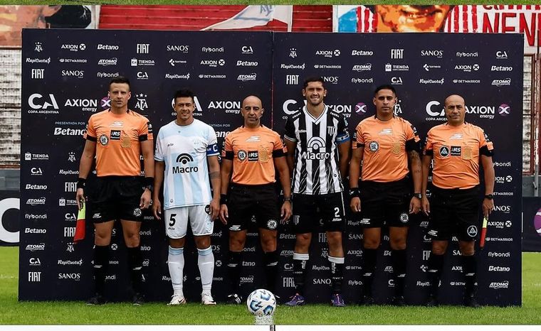 La foto entre los jueces y capitanes. La foto entre los jueces y capitanes. 