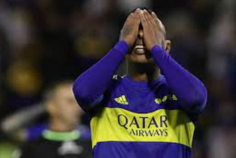 El jugador de Boca está cada vez está más complicado