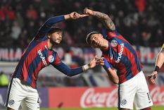 Bareiro y Leguizamón celebran el primer tanto. Foto: Télam Bareiro y Leguizamón celebran el primer tanto. Foto: Télam