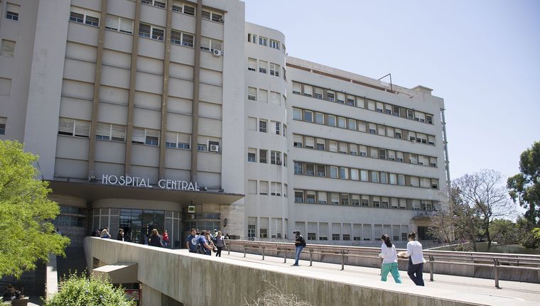 El motociclista fue trasladado al Hospital Central por politraumatismos Foto: ALF PONCE MERCADO / MDZ