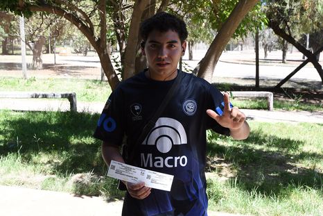 Desde temprano, cientos de hinchas se acercaron al Malvinas para comprar sus tickets rumbo al duelo ante River por la Copa Argentina. Desde temprano, cientos de hinchas se acercaron al Malvinas para comprar sus tickets rumbo al duelo ante River por la Copa Argentina.