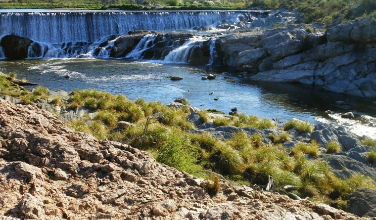 Las canteras cercanas al pueblo proveen el ónix que distingue su tradición artesanal. Las canteras cercanas al pueblo proveen el ónix que distingue su tradición artesanal.