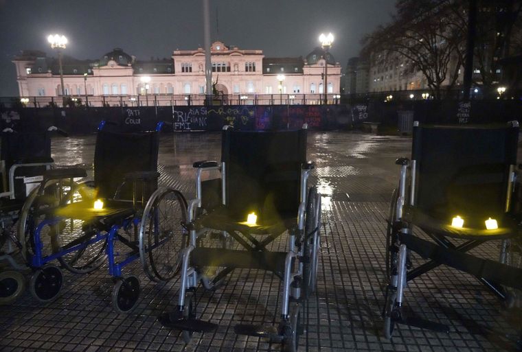 Imagen de la vigilia que se hizo frente a Casa Rosada por la Ley de Emergencia en Discapacidad en agosto.