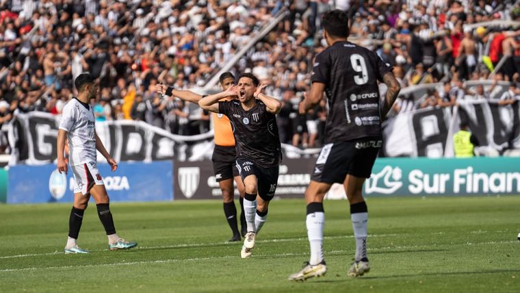 Antonini celebra el gol de Gimnasia. Antonini celebra el gol de Gimnasia.