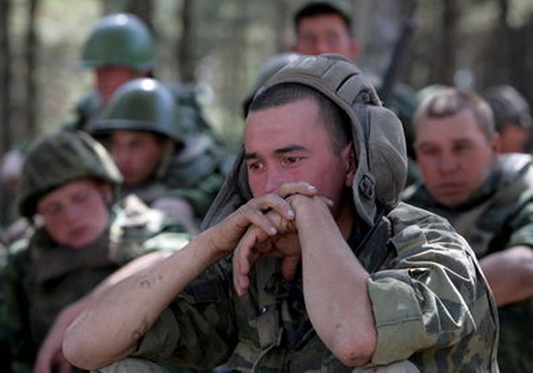 Varios soldados rusos esperan  la orden de retirada en Gori, Georgia. Foto: EFE