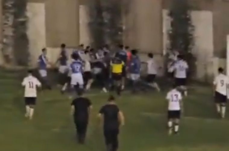 Como consecuencia, un jugador sufrió una fractura en el pómulo. Foto: Captura de video