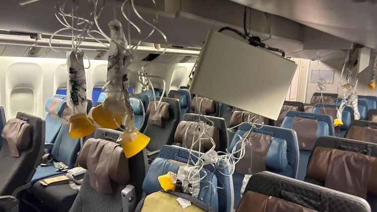 Varios pasajeros chocaron contra los maleteros de la cabina del vuelo de Singapore Airlines que aterrizó de emergencia tras una severa turbulencia el año pasado.
