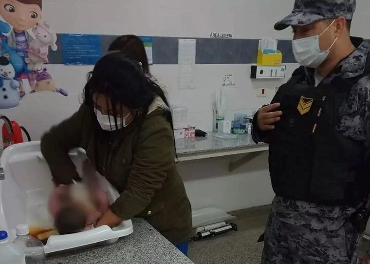 El bebé fue atendido en el hospital de la zona