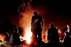 La excepcional relación de la humanidad con la energía empezó hace cientos de miles de años, con el descubrimiento del fuego. Foto: GETTY IMAGES