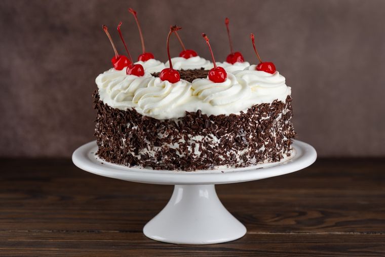 La decoración con virutas de chocolate y cerezas no solo es estética: aporta textura y sabor, haciendo que cada porción sea irresistible. La decoración con virutas de chocolate y cerezas no solo es estética: aporta textura y sabor, haciendo que cada porción sea irresistible.