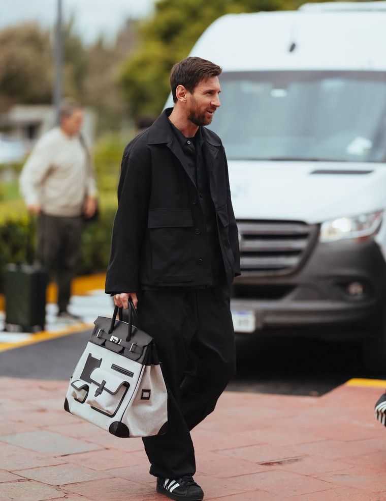 Lionel Messi llegó a Ezeiza con un Hermès Birkin. Lionel Messi llegó a Ezeiza con un Hermès Birkin.