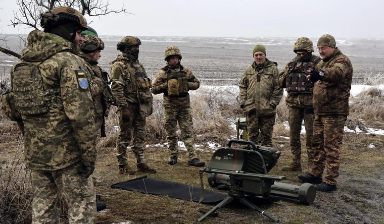 Las tropas de Ucrania intentan contener a las de Rusia. Foto Efe Las tropas de Ucrania intentan contener a las de Rusia. Foto Efe