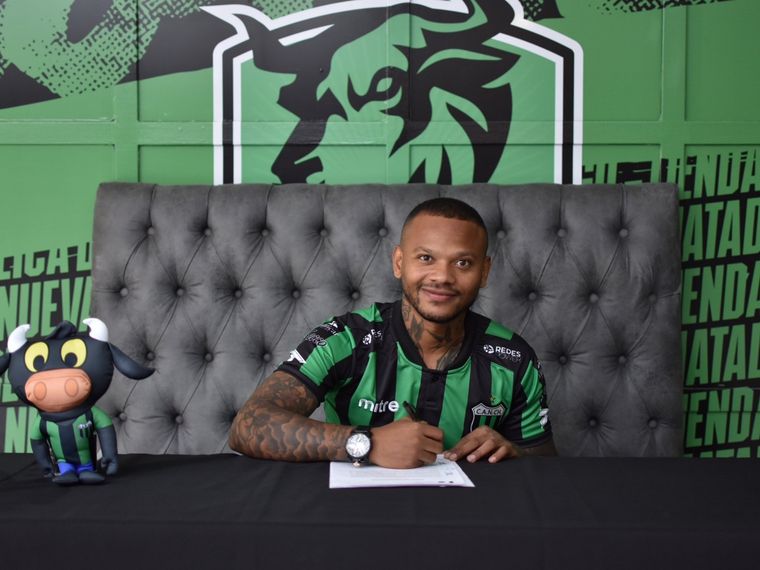 El colombiano firmó un vínculo hasta diciembre de 2024 Foto: @NuevaChicago