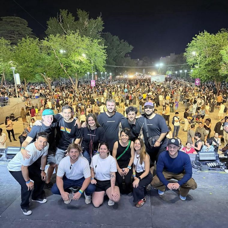 Santiago Canet; Agustin Dalfonso; Agos Alonso; Tobías del campo; Nahuel Hodel; Alan Garro; Marce Goldman, Toti Goldman, Juli del Campo, Alicia Burgoa, Mery Zingaretti, Valentín Saa. Santiago Canet; Agustin Dalfonso; Agos Alonso; Tobías del campo; Nahuel Hodel; Alan Garro; Marce Goldman, Toti Goldman, Juli del Campo, Alicia Burgoa, Mery Zingaretti, Valentín Saa.