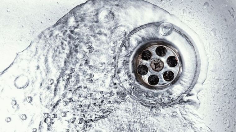 Es importante realizar una rutina de limpieza para evitar que el desagüe de la pileta de tu cocina se tranque Foto: Shutterstock