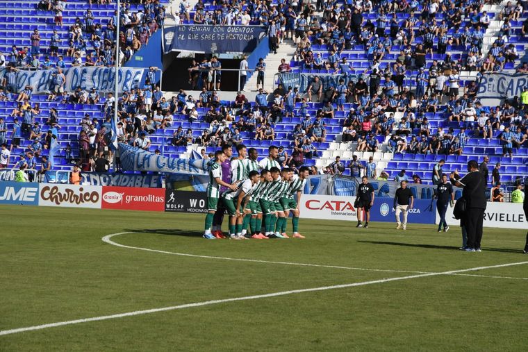La foto de al formación visitante desde otro ángulo del Gambarte. La foto de al formación visitante desde otro ángulo del Gambarte.