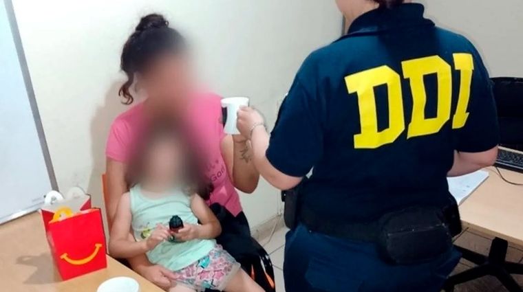 La joven logró ser rescatada junto a su hija