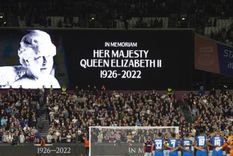 Hinchas de distintos clubes abuchearon a la Reina en los minutos de silencio y la TV tomó cartas en el asunto. Hinchas de distintos clubes abuchearon a la Reina en los minutos de silencio y la TV tomó cartas en el asunto.