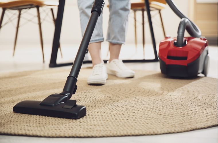 ALFOMBRA Aspirar las alfombras es crucial para extraer toda la suciedad acumulada Foto: Shutterstock
