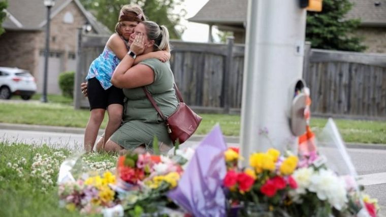 Los vecinos de Londres, en Ontario, dejan flores en donde ocurrió el ataque contra la familia musulmana. Foto: REUTERS