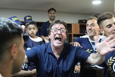 Berti, desaforado en los festejos: el DT de la Lepra campeón Foto: Fabián Salomone/MDZ Berti, desaforado en los festejos: el DT de la Lepra campeón Foto: Fabián Salomone/MDZ