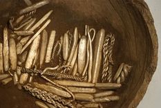Algunos de los objetos hallados se encontraban dentro de una vasija de arcilla. Y se ha convertidoó en el mayor tesoro de época vikinga encontrado en Finlandia.