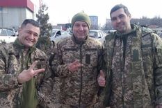 Yuriy Vernydub, al medio, posa con soldados ucranianos. Foto: Redes Sociales