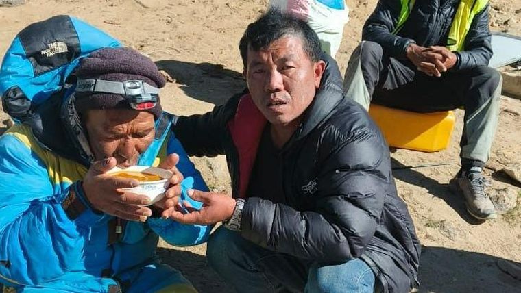 Dawa Sherpa (izquierda), quien se temía había fallecido en algún rincón de la montaña más alta del mundo, consiguió ponerse a salvo.