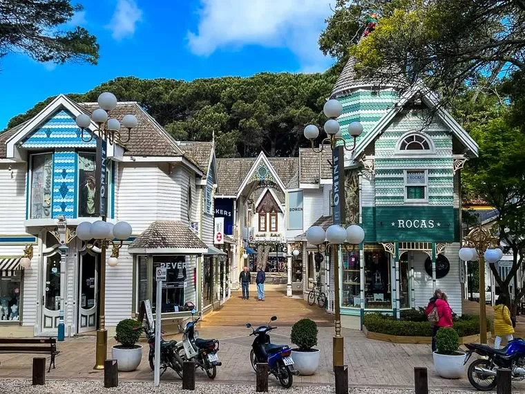 Caril&oacute;, el balneario argentino que combina verano, bosque y estilo europeo