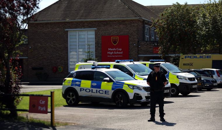 La Policía en la secundaria Meols Cop en Southport, Gran Bretaña. Foto: Efe.