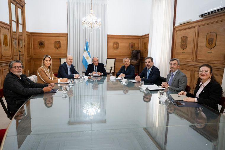 Guillermo Francos, Federico Sturzenegger, Alfredo Cornejo, Cristian Ritondo, Carolina Losada, Martín Rapallini y Gerardo Martínez reunidos en el Consejo de Mayo en la Casa Rosada.