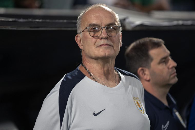 El Loco Bielsa quedó en el ojo de tormenta tras la paliza que sufrió Uruguay a manos de Estados Unidos en un amistoso jugado en Tampa, Florida. El Loco Bielsa quedó en el ojo de tormenta tras la paliza que sufrió Uruguay a manos de Estados Unidos en un amistoso jugado en Tampa, Florida.